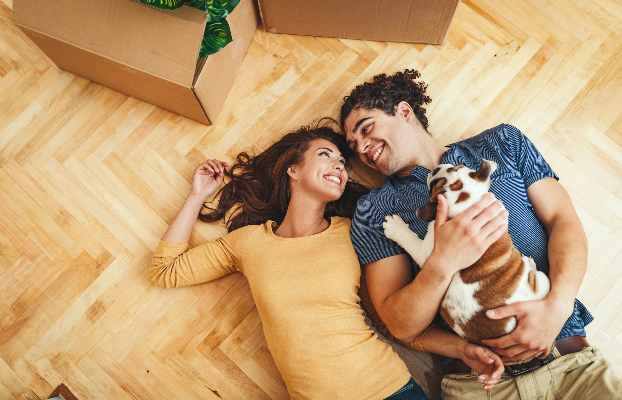 Pareja joven mudándose a su nuevo departamento en Condominios Vivaria, Guadalajara, con su perro.